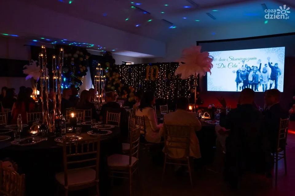 Sala podczas gali dziesięciolecia Stowarzyszenia „Do Celu” (fot. cozadzien.pl)
